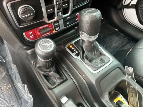 Used 2024 Jeep Gladiator Rubicon AWD/4WD image 19