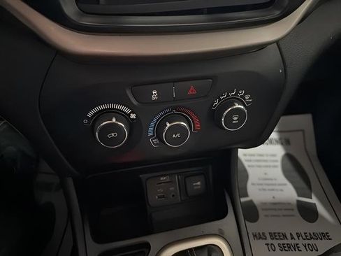 Used 2018 Jeep Cherokee Latitude w/ Altitude Package image 21