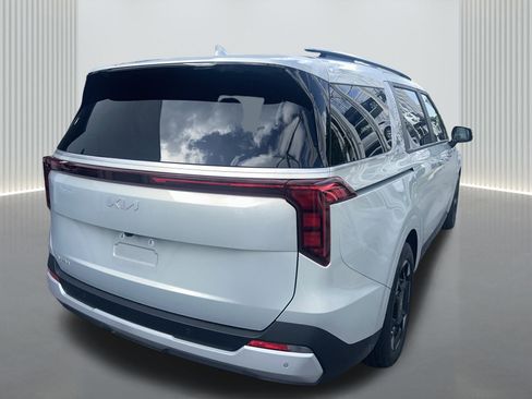 Used 2025 Kia Carnival EX image 19
