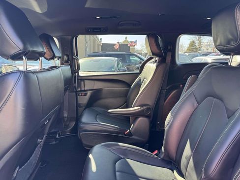 Used 2024 Chrysler Pacifica Select image 10