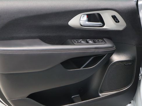 Used 2024 Chrysler Pacifica Limited w/ Uconnect Theater Family Group image 17