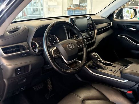 Used 2022 Toyota Highlander XLE image 10