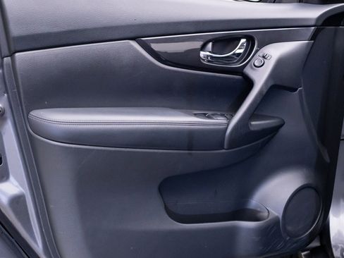 Used 2018 Nissan Rogue S AWD/4WD image 13