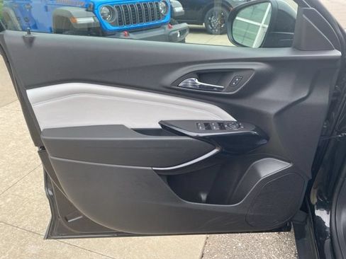 Used 2025 Chevrolet Trax LT FWD image 10