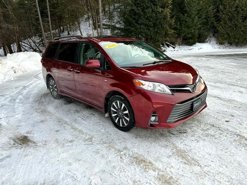 Used 2018 Toyota Sienna Limited Premium image 3