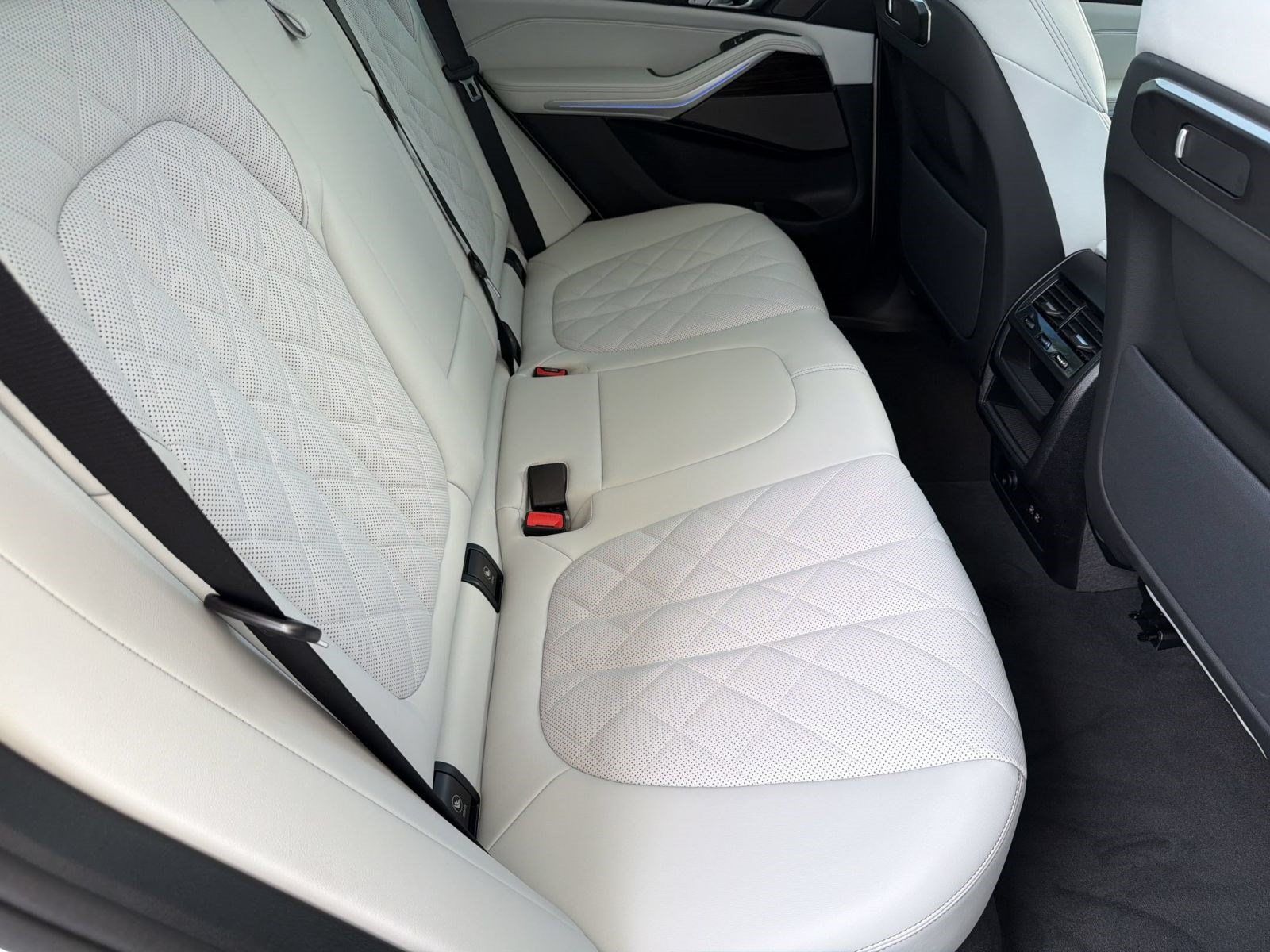 Used 2026 BMW X5 xDrive50e AWD/4WD image 33