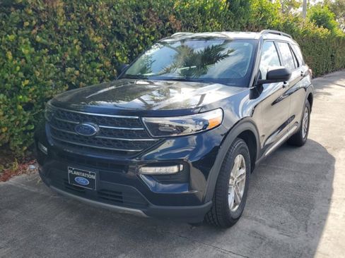 Certified 2022 Ford Explorer XLT w/ Equipment Group 202A image 3