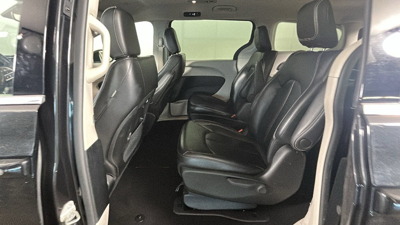 Used 2023 Chrysler Pacifica Touring-L FWD image 30