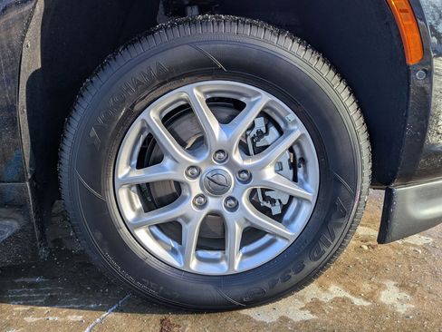 Used 2025 Chrysler Pacifica Select image 36