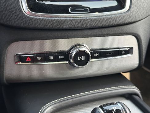 Used 2017 Volvo XC90 T5 R-Design FWD image 9