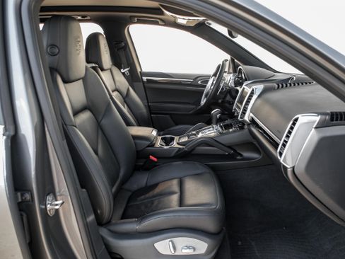 Used 2014 Porsche Cayenne image 33