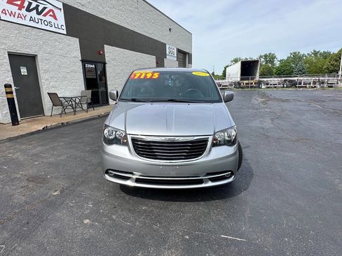 Used 2015 Chrysler Town & Country S FWD image 2