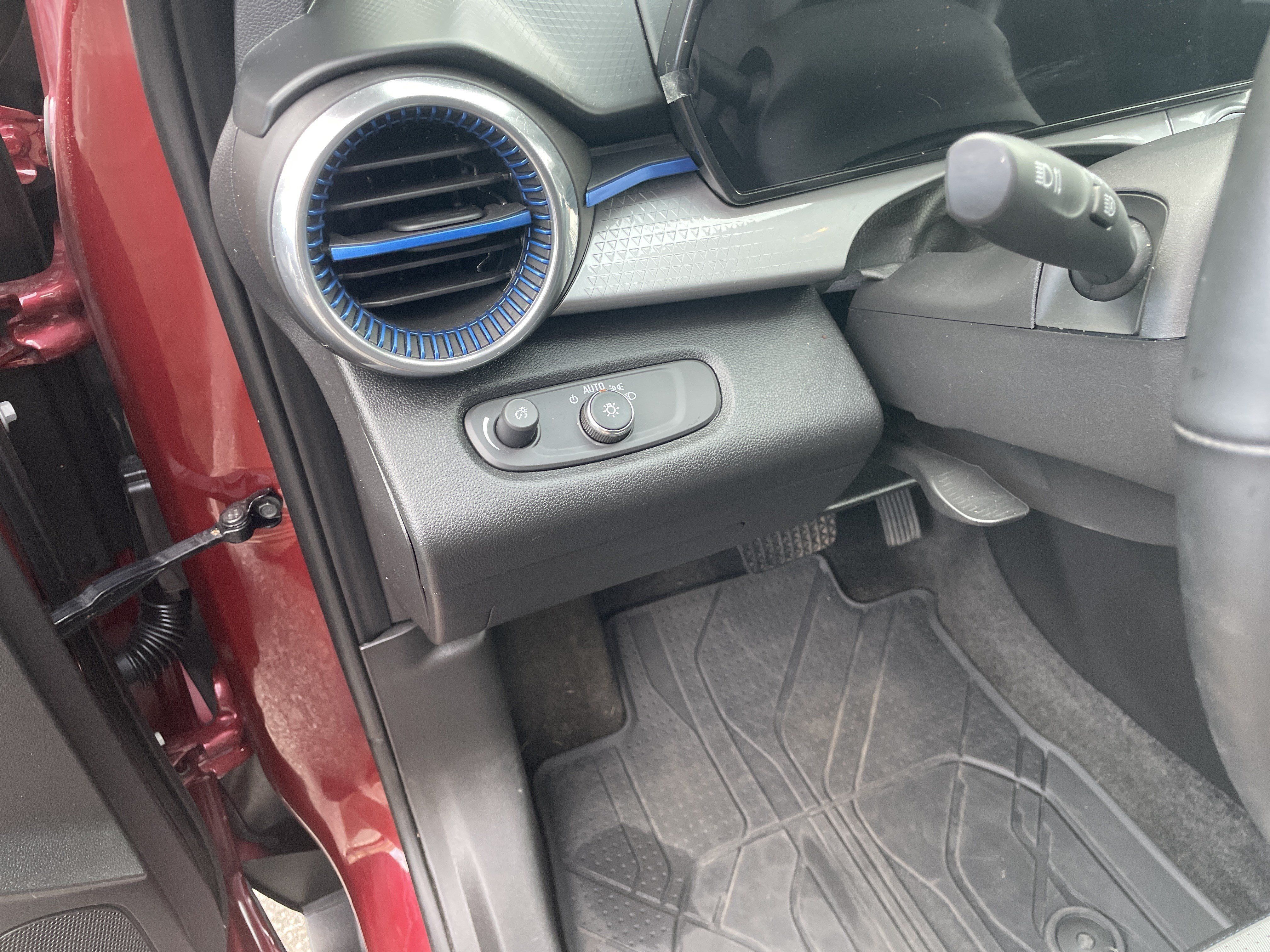 Used 2025 Chevrolet Trax LT w/ LT Convenience Package FWD image 11