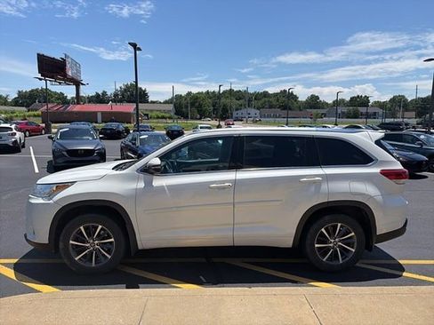 Used 2017 Toyota Highlander XLE w/ Protection Package #3 AWD/4WD image 3