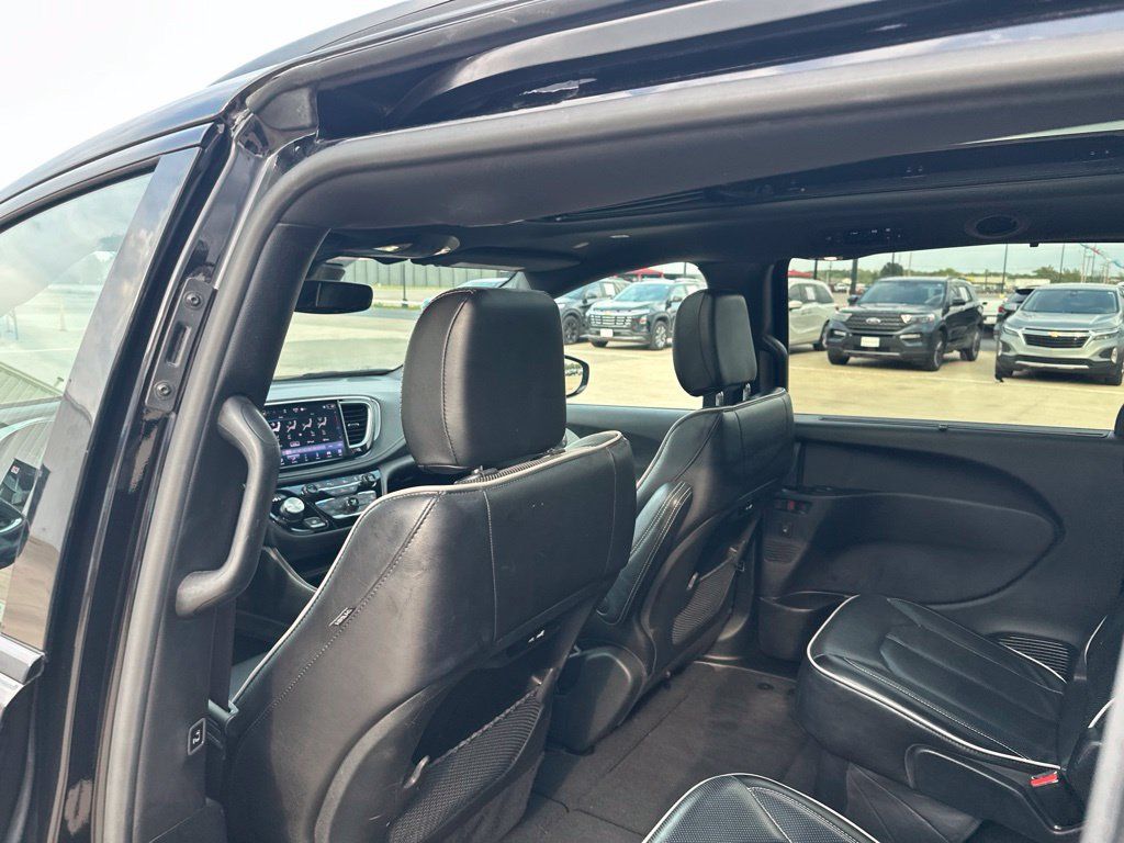Used 2025 Chrysler Pacifica Limited FWD image 30