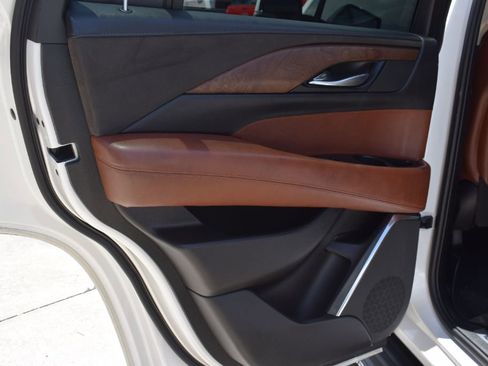 Used 2019 Cadillac Escalade Luxury RWD image 11