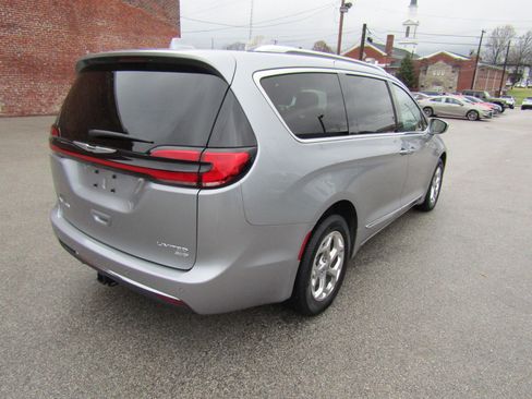 Used 2021 Chrysler Pacifica Limited w/ Uconnect Theater Family Group image 3
