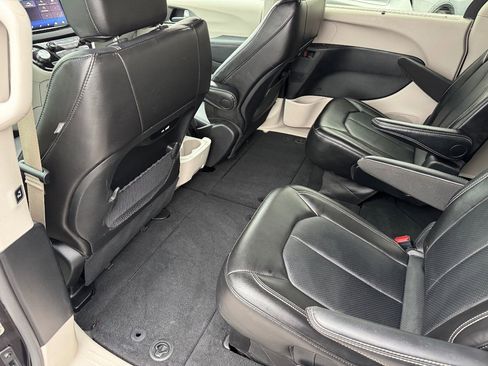 Used 2024 Chrysler Pacifica Touring-L image 20