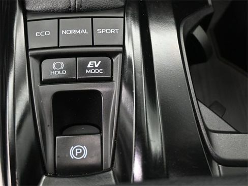 Used 2025 Toyota Camry SE w/ Convenience Package image 9