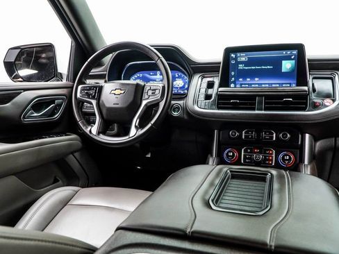 Used 2024 Chevrolet Suburban LT RWD image 19