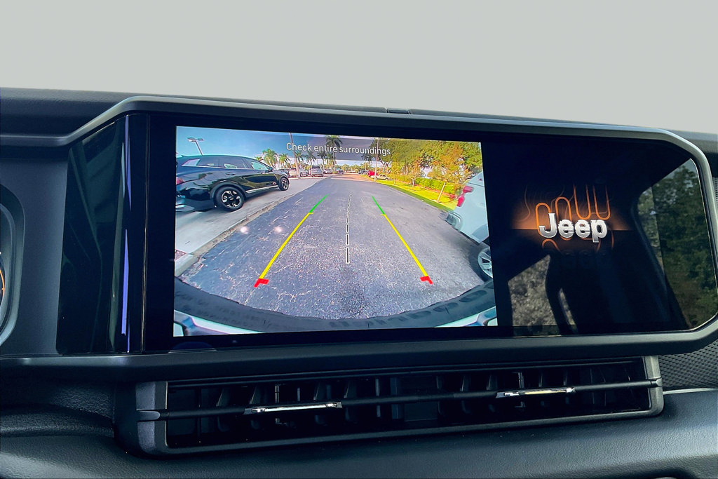 Used 2025 Jeep Wrangler Unlimited Rubicon w/ Convenience Group AWD/4WD image 12