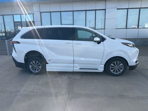 Used 2022 Toyota Sienna LE image 37