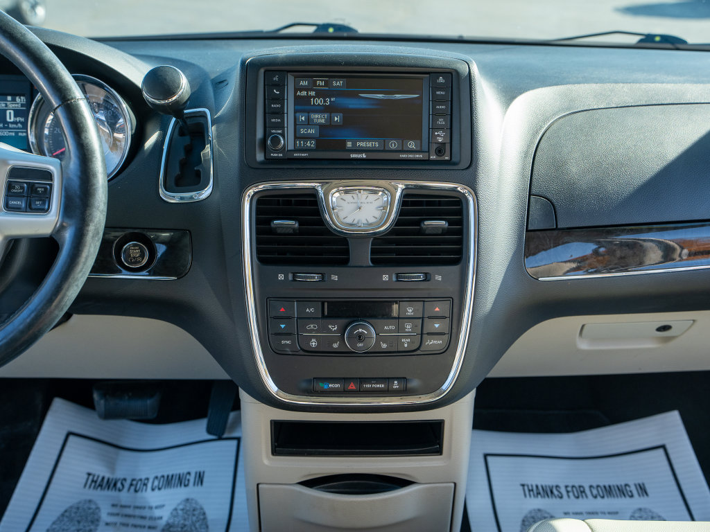 Used 2016 Chrysler Town & Country Touring w/ Driver Convenience Group FWD image 22