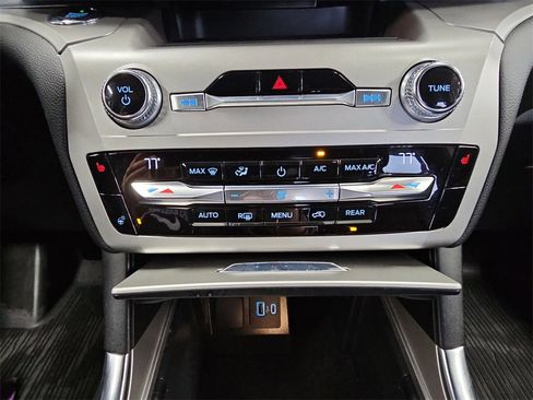 Used 2021 Ford Explorer XLT w/ Equipment Group 202A image 24