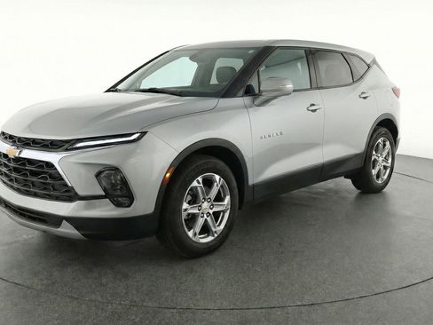 Used 2025 Chevrolet Blazer LT image 3