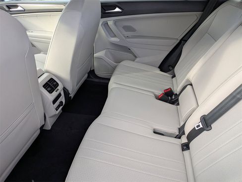 Used 2022 Volkswagen Tiguan SE R-Line image 31