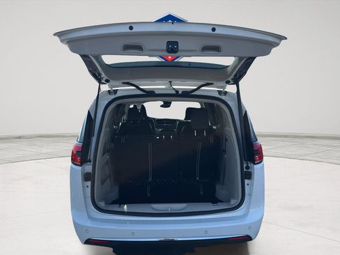 Used 2024 Chrysler Pacifica Touring-L FWD image 16
