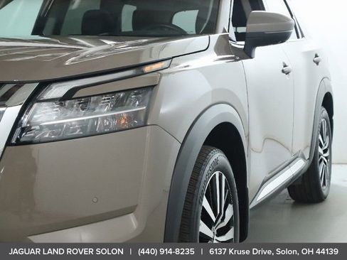 Used 2024 Nissan Pathfinder Platinum image 14
