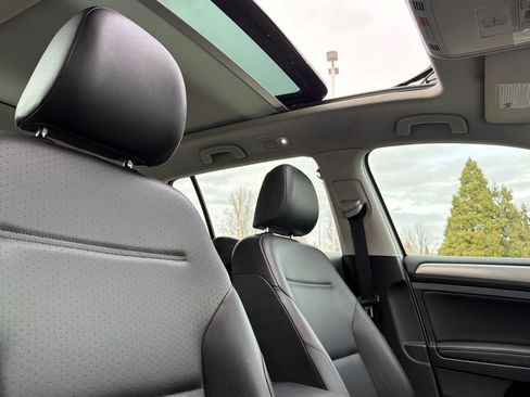 Used 2016 Volkswagen Golf Limited Edition image 17