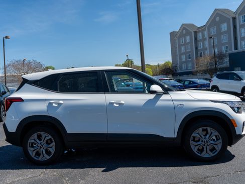 Used 2025 Kia Seltos LX image 8