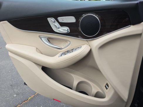 Used 2022 Mercedes-Benz GLC 300 image 25