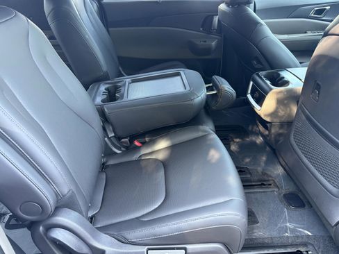 New 2026 Kia Carnival EX FWD image 32
