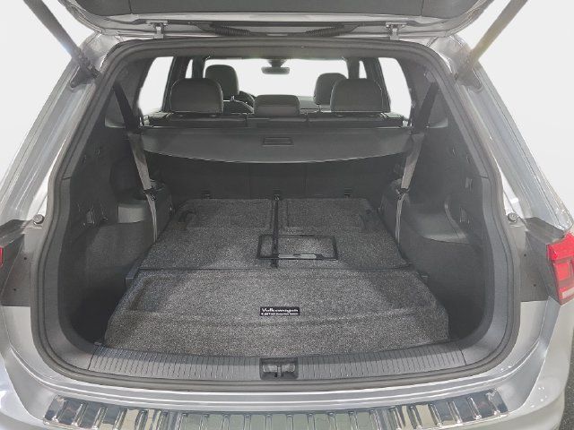Used 2022 Volkswagen Tiguan SE R-Line FWD image 11