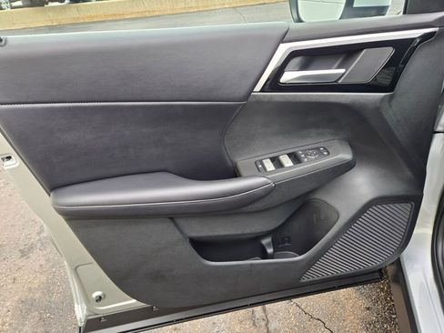 New 2025 Mitsubishi Outlander SE image 17