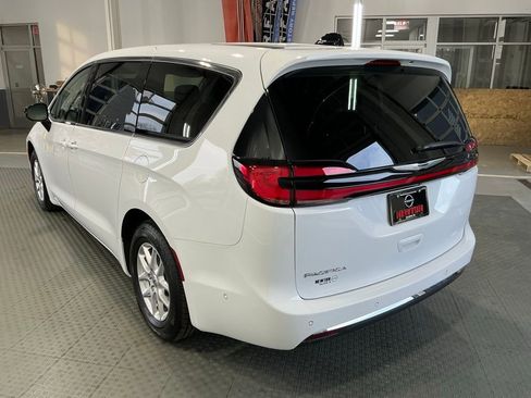 Used 2024 Chrysler Pacifica Touring-L image 22
