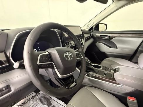 Used 2023 Toyota Highlander Limited FWD image 6