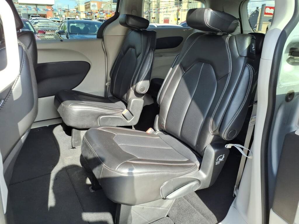 Used 2023 Chrysler Pacifica Touring-L FWD image 9