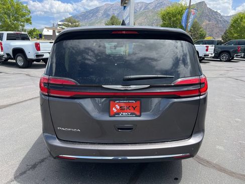 Used 2023 Chrysler Pacifica Touring-L FWD image 10
