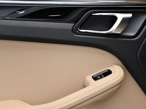 Used 2025 Porsche Macan image 42