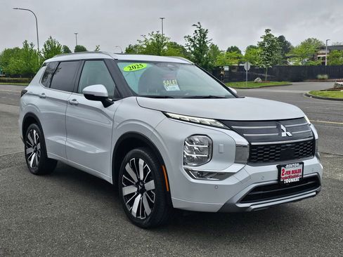 Used 2025 Mitsubishi Outlander SEL AWD/4WD image 3