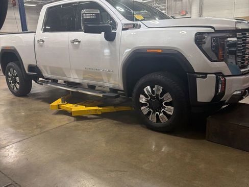 Used 2024 GMC Sierra 2500 Denali w/ Denali Reserve Package AWD/4WD image 4