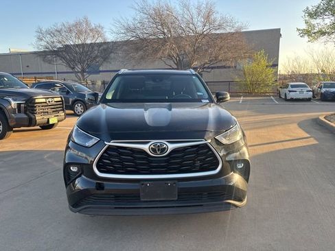 Used 2022 Toyota Highlander XLE image 2