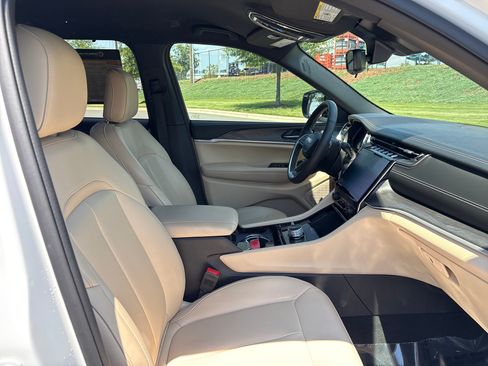 Used 2023 Jeep Grand Cherokee L Limited AWD/4WD image 24
