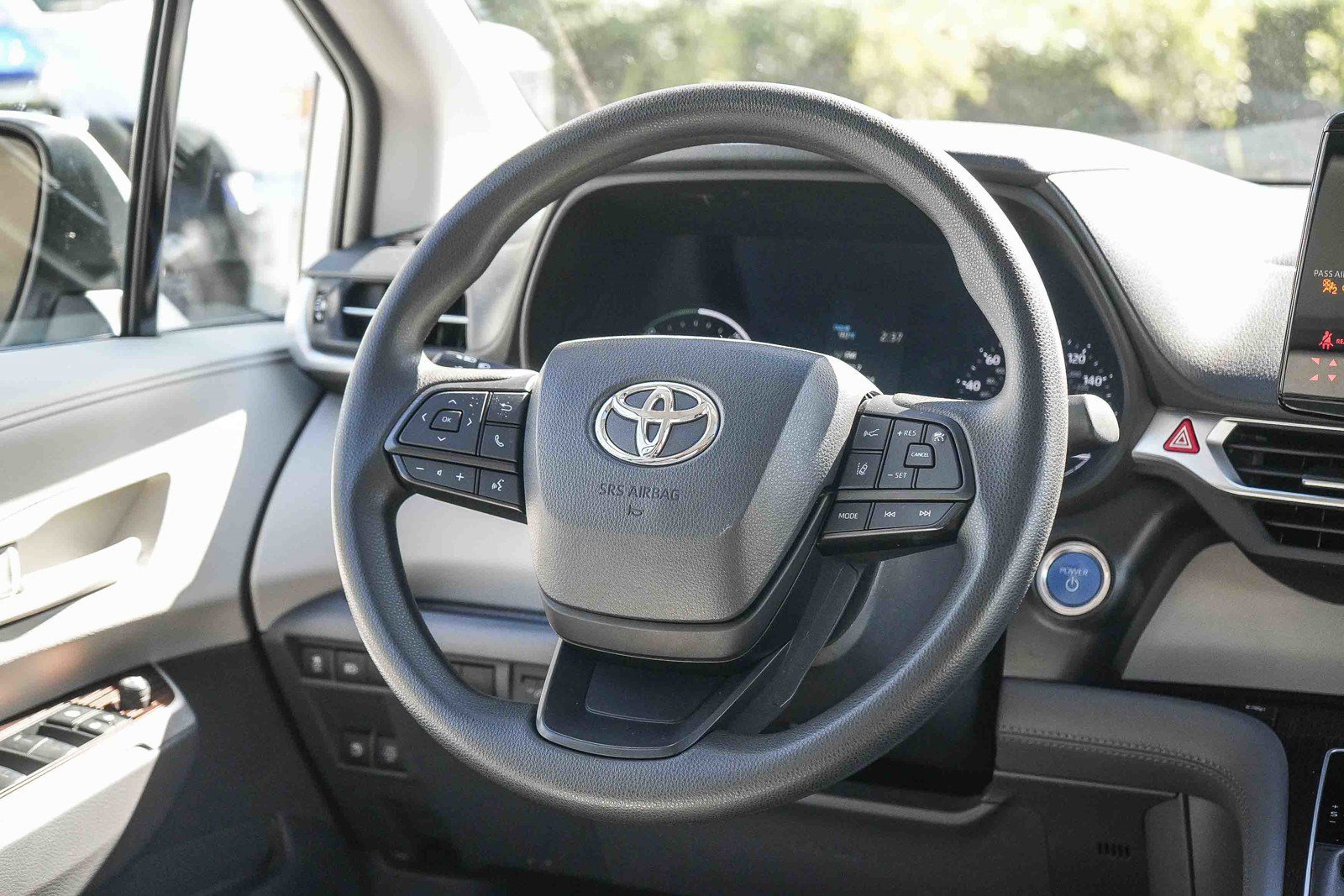 Used 2023 Toyota Sienna LE w/ LE Plus Package FWD image 14