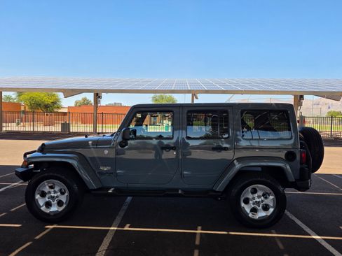 Used 2014 Jeep Wrangler Unlimited Sahara w/ Connectivity Group AWD/4WD image 2