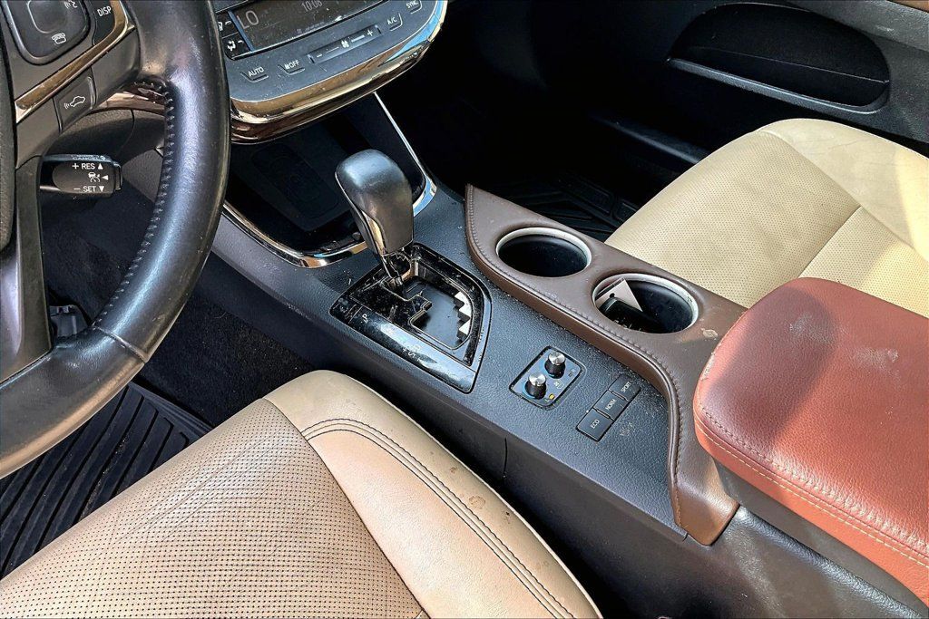 Used 2013 Toyota Avalon Limited w/ Technology Pkg FWD image 16